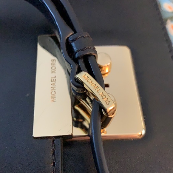 Micheal Kors Crossbody - Picture 5 of 11